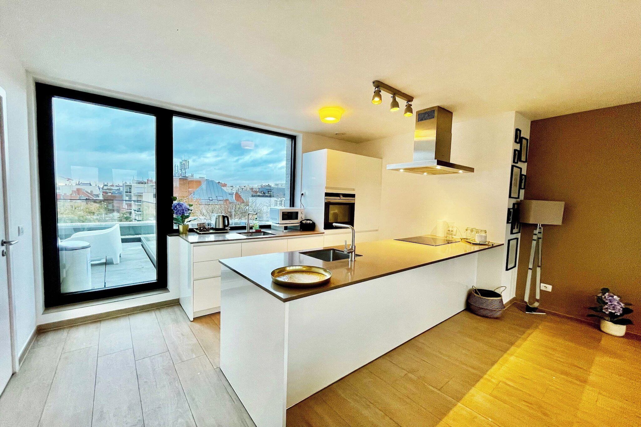 Refrigerador, horno, parrilla de estufa y cafetera y tetera 