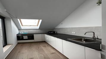 Fridge, oven, stovetop, coffee/tea maker