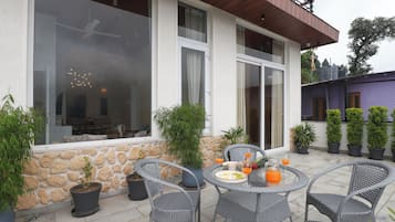 Deluxe Villa, Mountain View | Outdoor dining