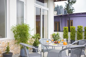 Outdoor dining - ELIVAAS Antarmann Casa Mirage 3BHK Villa (Bhimtal)