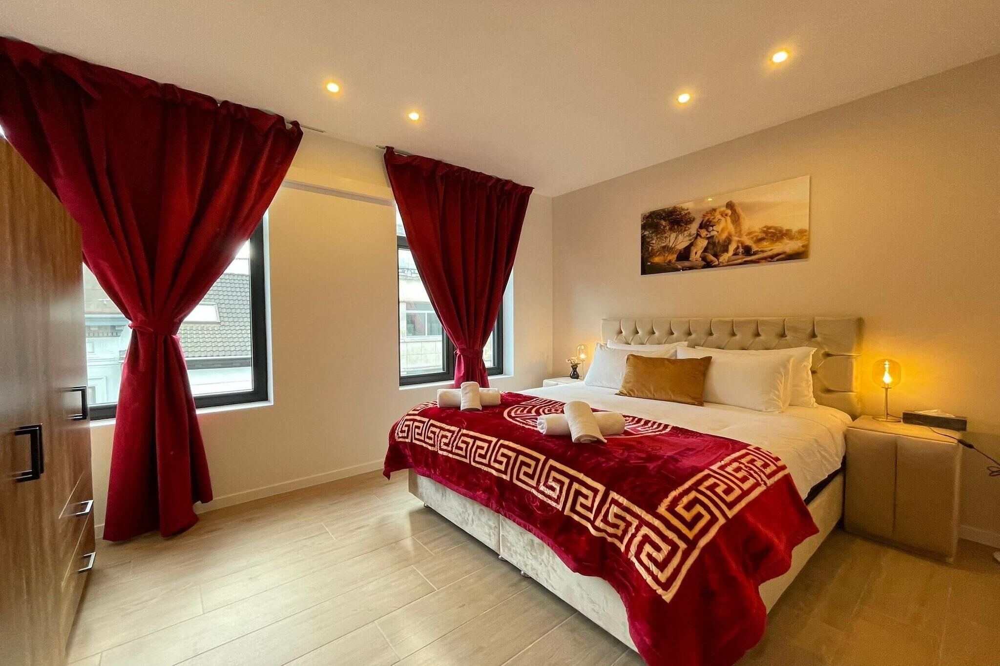 3 bedrooms, desk, iron/ironing board, internet