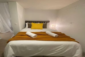 Desk, iron/ironing board, Internet, bed sheets - Pet Friendly Urban Escape in Antwerp (Antwerpen)