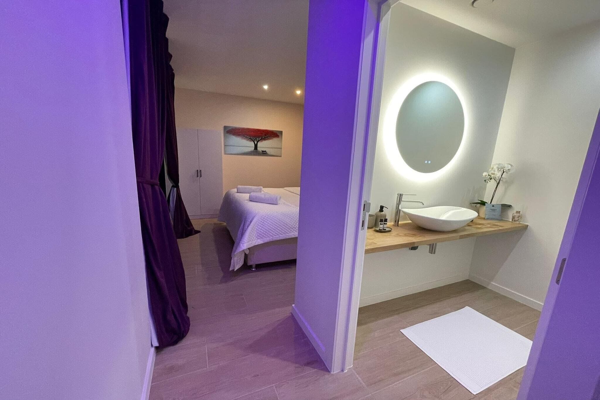 3 bedrooms, desk, iron/ironing board, internet