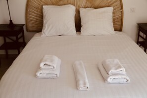 3 bedrooms, iron/ironing board, free WiFi, bed sheets - Luxury duplex overlooking the Etang de Thau (Sète)