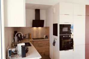 Refrigerador, microondas, horno y lavavajillas 