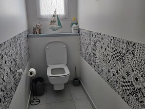 Dusche, Haartrockner, Handtücher, Toilettenpapier