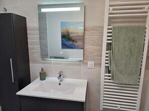 Dusche, Haartrockner, Handtücher, Toilettenpapier