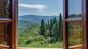 A window with a view of a forested landscape and distant hills. - Spacious Apartment with View in Chianti and Pool (Pontassieve)