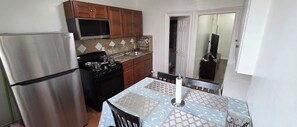 Microwave, oven, stovetop - Serene 3-bedroom house - Minutes from NYC & Metlife Stadium - World Cup 2026 (West New York)