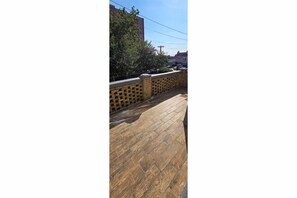 Terrace/patio - Serene 3-bedroom house - Minutes from NYC & Metlife Stadium - World Cup 2026 (West New York)