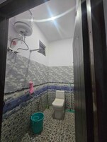 Shower, towels, shampoo