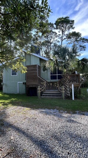 Exterior - Breezy Bay Cabin – A Cozy Bayfront Retreat for Couples & Small Families (Cape San Blas)