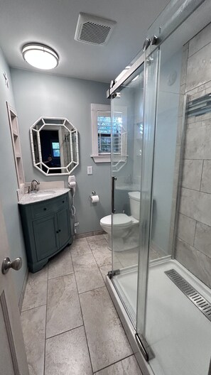 Shower, hair dryer, towels - Breezy Bay Cabin – A Cozy Bayfront Retreat for Couples & Small Families (Cape San Blas)