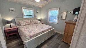 Iron/ironing board, free WiFi, bed sheets - Breezy Bay Cabin – A Cozy Bayfront Retreat for Couples & Small Families (Cape San Blas)