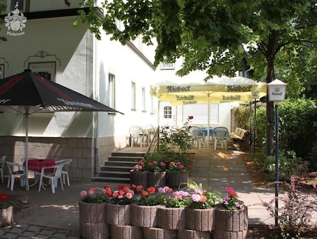 Outdoor dining. Hotel Garni zu Melchendorf
