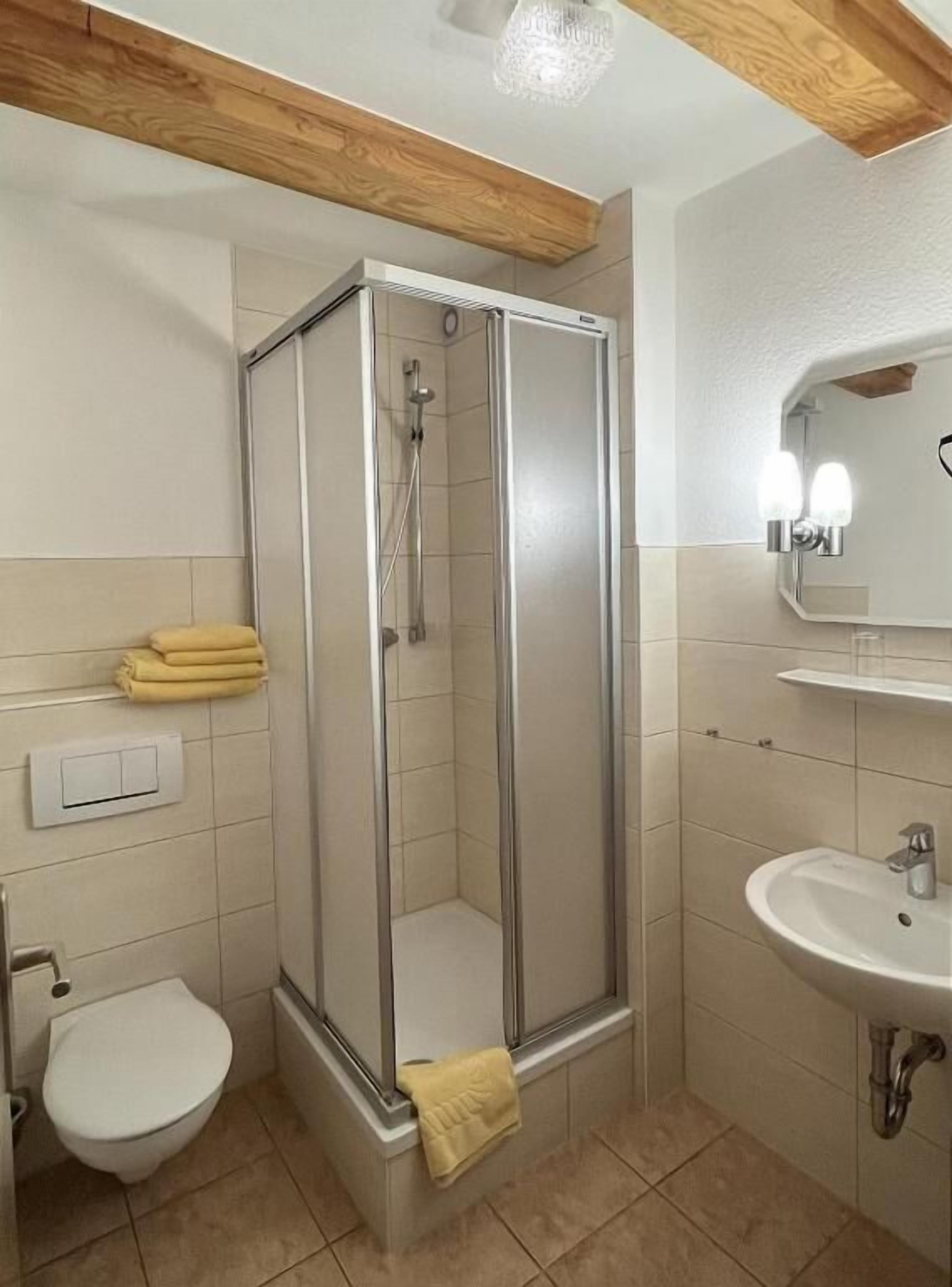 Dusche, Haartrockner, Handtücher, Seife
