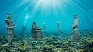 Underwater statues with a clear view of the ocean floor and sunlight filtering through the water. - Adrian's Beach House by Max Gastro (Marina)