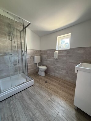 Family Quadruple Room | Bathroom - Adrian's Beach House by Max Gastro (Marina)