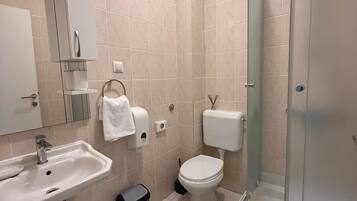 Dobbeltrom – standard, balkong, delvis sjøutsikt | Bad