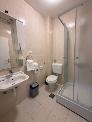 Standard-Doppelzimmer, Balkon, eingeschränkter Meerblick | Badezimmer