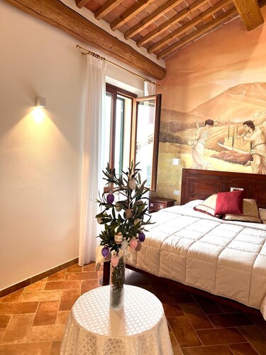Montepulciano center double room with private bathroom and shared kitchen.