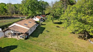 Un quartier résidentiel avec des maisons, une pelouse verdoyante et des arbres.