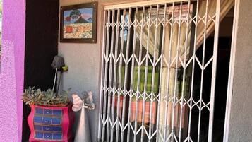 Yhden hengen huone, näköala puutarhaan | Yksityiskohta ulkoa