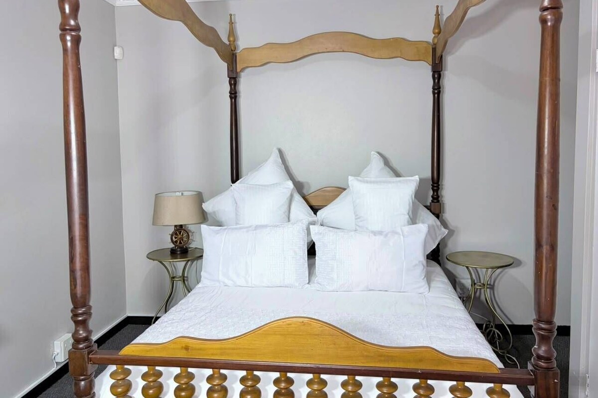 Deluxe Suite | In-room safe, iron/ironing board (on request), WiFi (free)