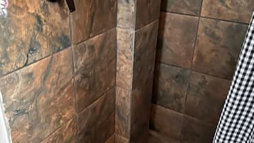 Quadrupla Comfort, 2 letti matrimoniali | Bagno | Doccia, asciugacapelli, asciugamani, carta igienica