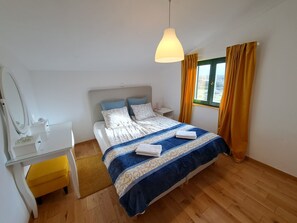 3 habitaciones, tabla de planchar con plancha y cuna de viaje