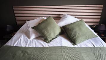 3 bedrooms, iron/ironing board, internet, bed sheets