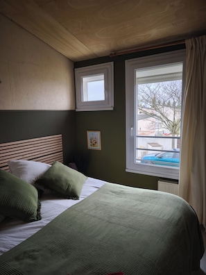 3 bedrooms, iron/ironing board, internet, bed sheets