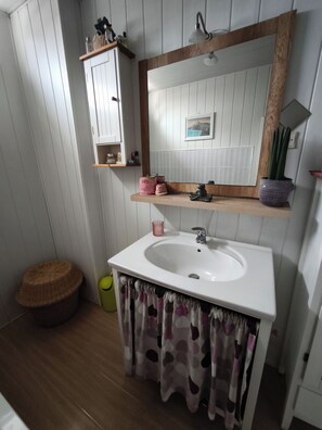 Shower, hair dryer, towels, toilet paper