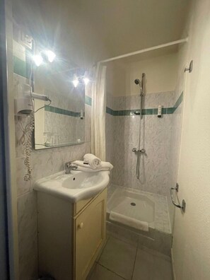 Bathroom - Hôtel Les Mimosas (Lunel)