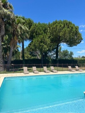 สระว่ายน้ำ