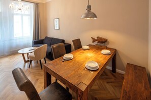 Dining - DOWNTOWN - 3 Room 1,5 Bath Balcony Apartment (Praha)