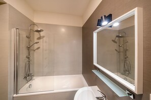 Hair dryer, bidet, towels, soap - DOWNTOWN - 3 Room 1,5 Bath Balcony Apartment (Praha)