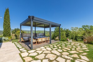 Outdoor dining - Luxurious Designer Villa with Infinity Pool, Private Vineyard and Woodland (Riparbella)