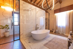 Shower, hair dryer, towels - Luxurious Designer Villa with Infinity Pool, Private Vineyard and Woodland (Riparbella)