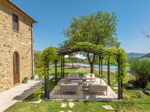 Terrace/patio - Luxurious Designer Villa with Infinity Pool, Private Vineyard and Woodland (Riparbella)