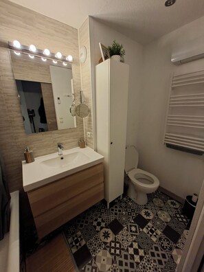 Bathroom - BETWEEN LAKE AND MOUNTAIN (Les Angles)