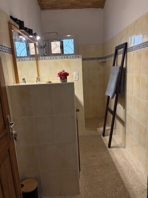 Douche, serviettes fournies
