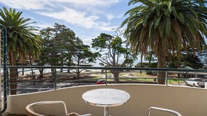 Outdoor dining - Bayview on The Esplanade (Cowes)