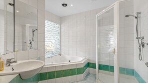 Shower, jetted bath, hair dryer - Bayview on The Esplanade (Cowes)