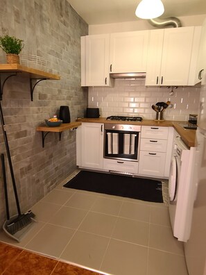 Private kitchen - Delightful 1-bedroom apartment in welcoming Lagos neighbourhood (Lagos)