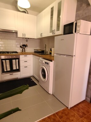 Private kitchen - Delightful 1-bedroom apartment in welcoming Lagos neighbourhood (Lagos)