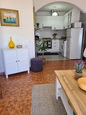 Private kitchen - Delightful 1-bedroom apartment in welcoming Lagos neighbourhood (Lagos)