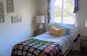 3 habitaciones, tabla de planchar con plancha, wifi y ropa de cama 