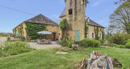 Authentic charming cottage & shared pool