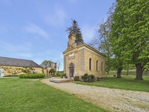 A small stone building with a bell tower, surrounded by a well-maintained lawn and trees. - Large 11-guest cottage, shared pool & nature (Fanlac)